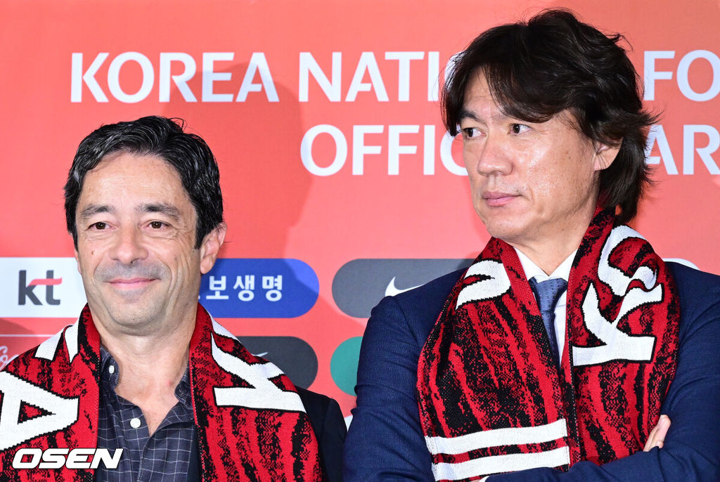 홍명보 감독이 이끄는 축구대표팀이 26일 오전 서울 종로구 신문로 축구회관에서 2026 FIFA 북중미 월드컵 3차 예선 명단발표 기자회견이 열렸다.축구대표팀은 오는 9월 5일 서울월드컵경기장에서 팔레스타인을 상대로 예선 1차전을 치른다. 10일 오만에서 원정 2차전을 이어간다.주앙 아로소 수석 코치, 홍명보 감독이 포토타임을 하고 있다. 2024.08.26 / jpnews@osen.co.kr