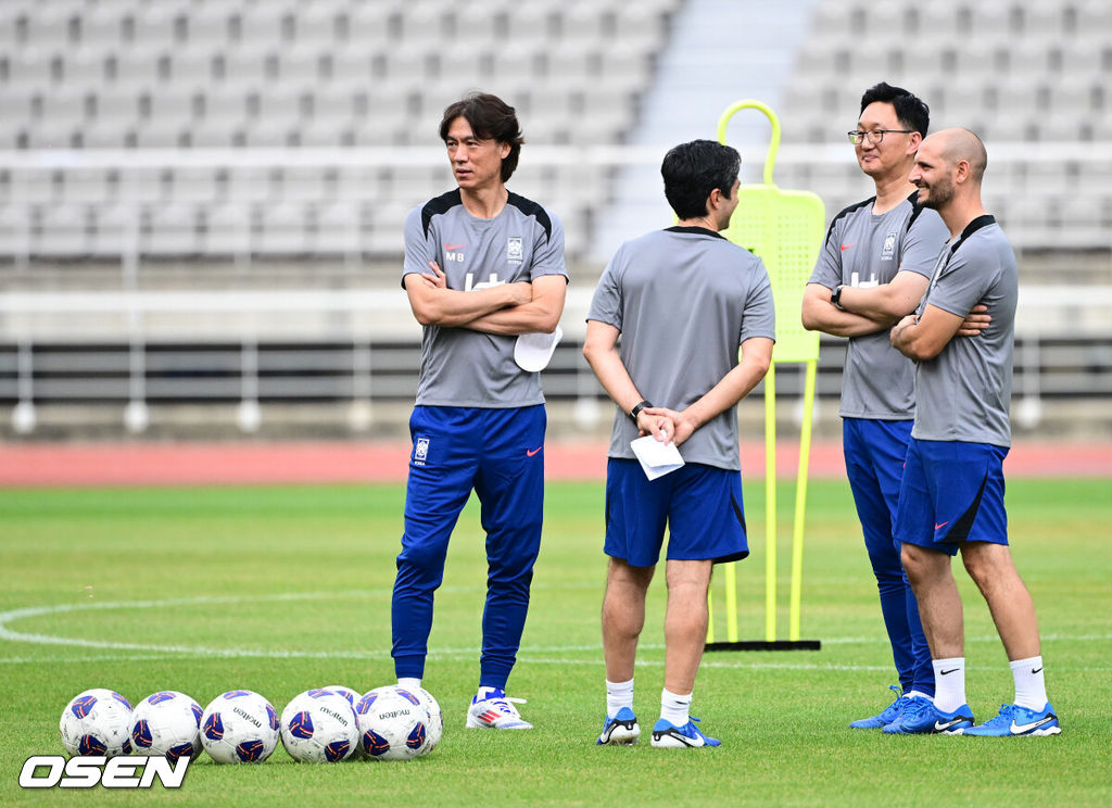 홍명보 감독이 이끄는 한국 축구대표팀이 2일 오후 고양종합운동장에서 2026 국제축구연맹(FIFA) 북중미 월드컵 3차 예선을 앞두고 훈련을 가졌다.한국은 9월 5일 오후 8시 서울월드컵경기장에서 팔레스타인과 1차전을 치른다. 이후 10일 오후 11시 오만 무스카트의 술탄 카부스 스포츠 콤플렉스에서 오만과 2차전 원정 경기를 펼친다. 홍명보 감독이 주앙 아로소 수석 코치, 티아고 마이아 분석 코치와 함께 훈련을 지켜보고 있다. 2024.09.02 / jpnews@osen.co.kr