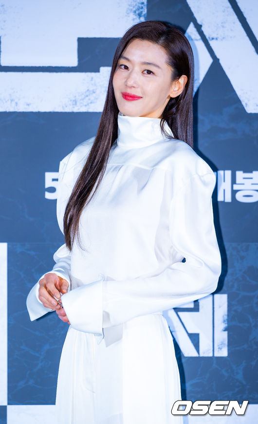 6일 오전 서울 용산구 CGV 용산아이파크몰에서 영화 '군체' 제작보고회가 열렸다.