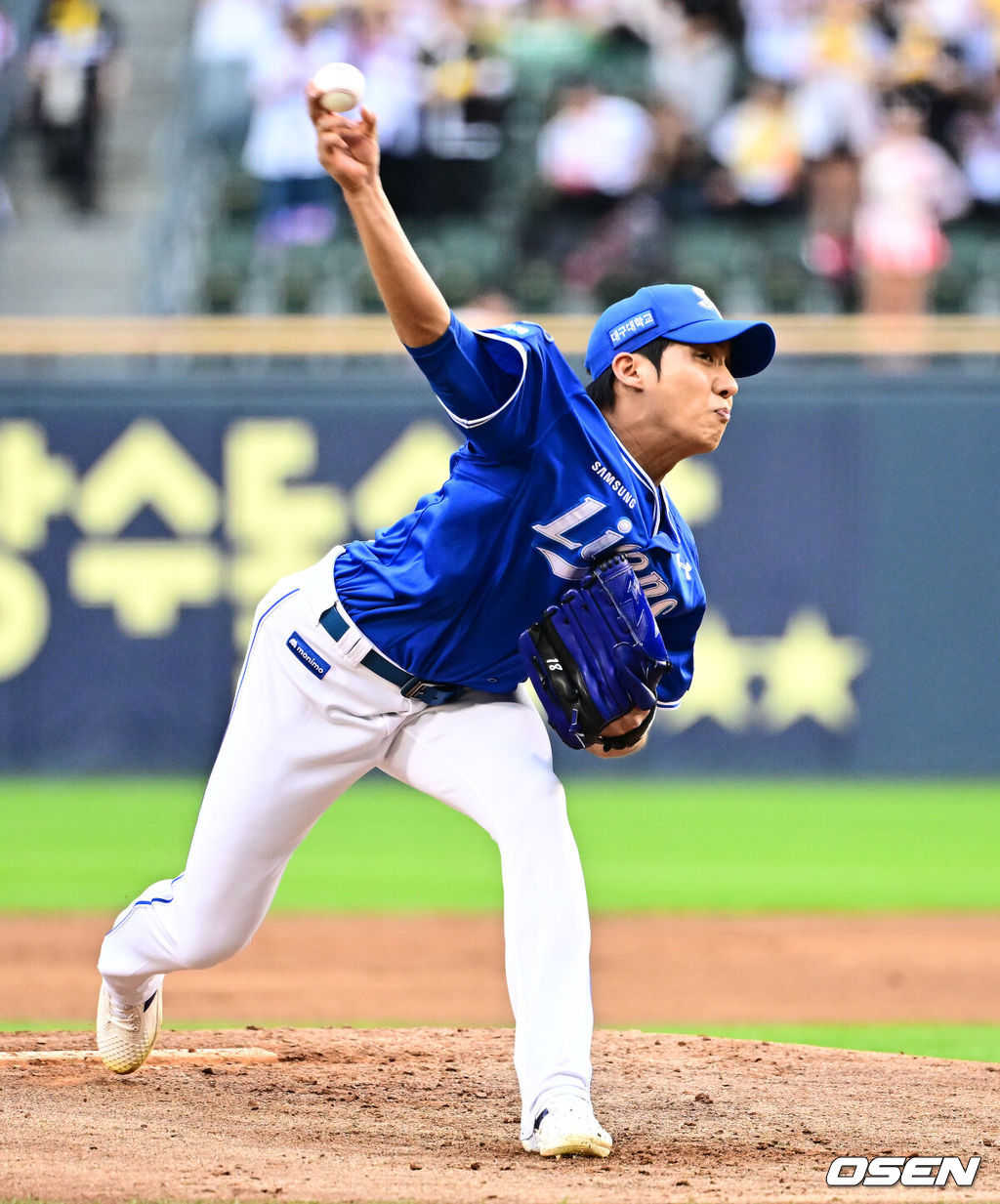 20일 서울 잠실구장에서 ‘2025 신한 SOL Bank KBO리그’ LG 트윈스와 삼성 라이온즈의 경기가 열렸다.LG는 외국인 투수 톨허스트를, 삼성은 원태인을 선발투수로 내세웠다.1회말 2사에서 삼성 원태인이 LG 오스틴을 삼진 처리하고 있다. 2025.09.20 /jpnews@osen.co.kr