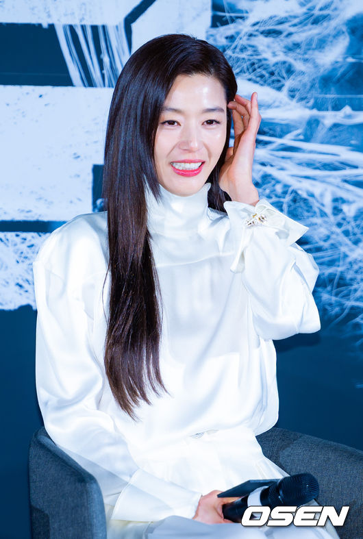 6일 오전 서울 용산구 CGV 용산아이파크몰에서 영화 '군체' 제작보고회가 열렸다.