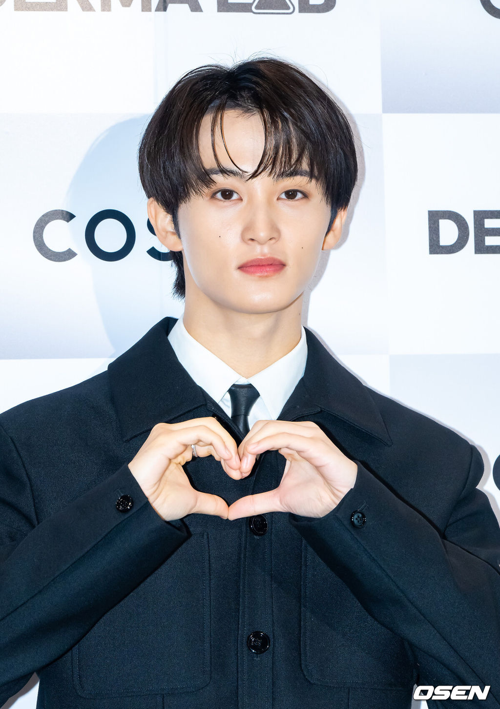 24일 오후 서울 성동구 스테이지35 성수에서 한 브랜드 팝업스토어 오픈 기념 포토콜 행사가 진행됐다.이날 행사에는 NCT 마크가 참석했다.NCT 마크가 포즈를 취하고 있다.  2025.11.24  / soul1014@osen.co.kr