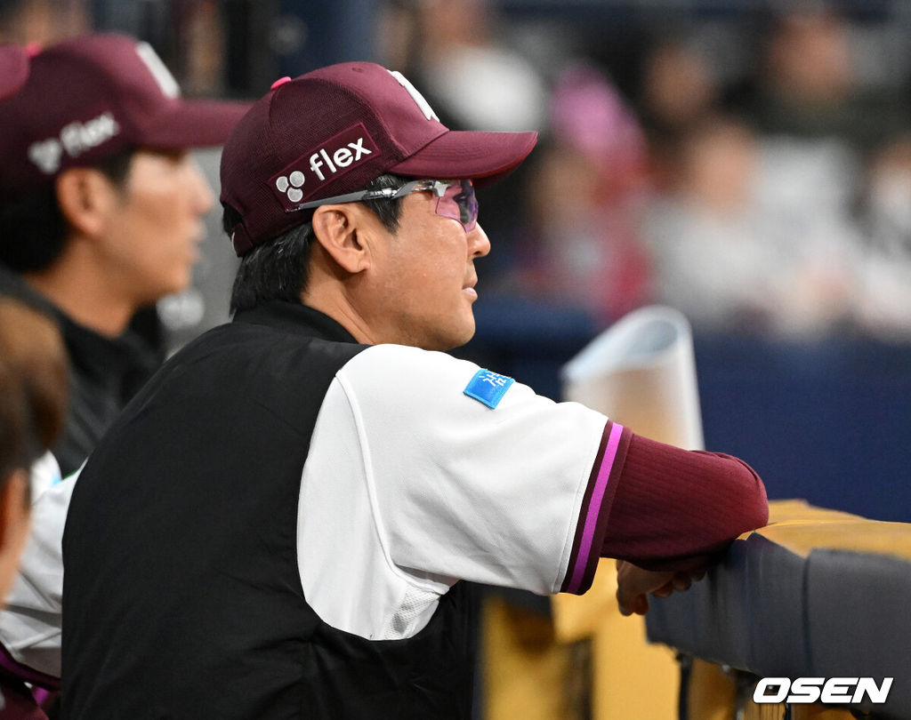 5일 서울 고척스카이돔에서 2026 신한 SOL KBO리그 키움 히어로즈와 LG 트윈스의 경기가 열렸다.이날 키움은 와일스, LG는 톨허스트를 선발로 내세웠다. 6회초 키움 설종진 감독이 그라운드를 바라보고 있다. 2026.04.05 /sunday@osen.co.kr