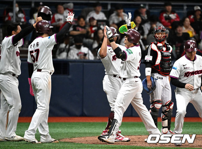 [OSEN=고척, 이대선 기자] 5일 서울 고척스카이돔에서 2026 신한 SOL KBO리그 키움 히어로즈와 LG 트윈스의 경기가 열렸다.이날 키움은 와일스, LG는 톨허스트를 선발로 내세웠다.9회말 무사 만루에서 키움 이형종이 우월 만루 홈런을 치고 홈에서 환호하고 있다. 2026.04.05 /sunday@osen.co.kr