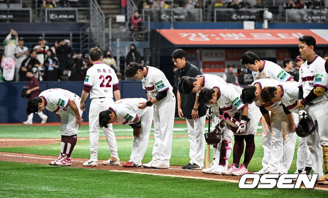 [OSEN=고척, 이대선 기자] 5일 서울 고척스카이돔에서 2026 신한 SOL KBO리그 키움 히어로즈와 LG 트윈스의 경기가 열렸다. 이날 키움은 와일스, LG는 톨허스트를 선발로 내세웠다. 경기 종료 후 키움 선수들이 관중석을 향해 인사를 하고 있다. 2026.04.05 /sunday@osen.co.kr