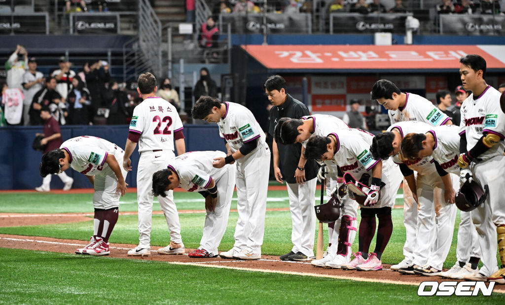 5일 서울 고척스카이돔에서 2026 신한 SOL KBO리그 키움 히어로즈와 LG 트윈스의 경기가 열렸다. 이날 키움은 와일스, LG는 톨허스트를 선발로 내세웠다. 경기 종료 후 키움 선수들이 관중석을 향해 인사를 하고 있다. 2026.04.05 /sunday@osen.co.kr
