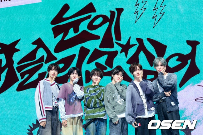 6일 서울 광진구 광장동 예스24 라이브홀에서 JYP 그룹 킥플립 미니 4집 발매 기념 프레스 쇼케이스가 열렸다.  킥플립은 네 번째 미니 앨범 'My First Kick'(마이 퍼스트 킥)을 통해 20대의 프롤로그이자 눈부신 청춘의 첫 도전을 담아냈다. 신작에는 타이틀곡 '눈에 거슬리고 싶어'와 선공개곡 'Twenty'(트웬티)를 포함해 'Stup!d'(스튜피드), '거꾸로', 'Scroll'(스크롤), 'Roar'(로어), 'My Direction'(마이 디렉션)까지 총 7곡이 수록되며 전곡 크레디트에 멤버들이 이름을 올려 한층 성장한 음악 잠재력을 확인할 수 있다.  킥플립이 포토타임을 하고 있다. 2026.04.06 / jpnews@osen.co.kr