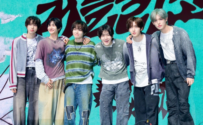 6일 서울 광진구 광장동 예스24 라이브홀에서 JYP 그룹 킥플립 미니 4집 발매 기념 프레스 쇼케이스가 열렸다.  킥플립은 네 번째 미니 앨범 'My First Kick'(마이 퍼스트 킥)을 통해 20대의 프롤로그이자 눈부신 청춘의 첫 도전을 담아냈다. 신작에는 타이틀곡 '눈에 거슬리고 싶어'와 선공개곡 'Twenty'(트웬티)를 포함해 'Stup!d'(스튜피드), '거꾸로', 'Scroll'(스크롤), 'Roar'(로어), 'My Direction'(마이 디렉션)까지 총 7곡이 수록되며 전곡 크레디트에 멤버들이 이름을 올려 한층 성장한 음악 잠재력을 확인할 수 있다.  킥플립이 포토타임을 하고 있다. 2026.04.06 / jpnews@osen.co.kr