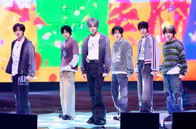 6일 서울 광진구 광장동 예스24 라이브홀에서 JYP 그룹 킥플립 미니 4집 발매 기념 프레스 쇼케이스가 열렸다.  킥플립은 네 번째 미니 앨범 'My First Kick'(마이 퍼스트 킥)을 통해 20대의 프롤로그이자 눈부신 청춘의 첫 도전을 담아냈다. 신작에는 타이틀곡 '눈에 거슬리고 싶어'와 선공개곡 'Twenty'(트웬티)를 포함해 'Stup!d'(스튜피드), '거꾸로', 'Scroll'(스크롤), 'Roar'(로어), 'My Direction'(마이 디렉션)까지 총 7곡이 수록되며 전곡 크레디트에 멤버들이 이름을 올려 한층 성장한 음악 잠재력을 확인할 수 있다.  킥플립이 포토타임을 하고 있다. 2026.04.06 / jpnews@osen.co.kr