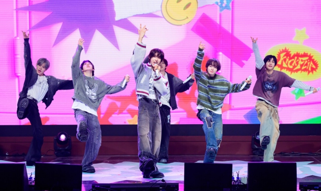 6일 서울 광진구 광장동 예스24 라이브홀에서 JYP 그룹 킥플립 미니 4집 발매 기념 프레스 쇼케이스가 열렸다.  킥플립은 네 번째 미니 앨범 'My First Kick'(마이 퍼스트 킥)을 통해 20대의 프롤로그이자 눈부신 청춘의 첫 도전을 담아냈다. 신작에는 타이틀곡 '눈에 거슬리고 싶어'와 선공개곡 'Twenty'(트웬티)를 포함해 'Stup!d'(스튜피드), '거꾸로', 'Scroll'(스크롤), 'Roar'(로어), 'My Direction'(마이 디렉션)까지 총 7곡이 수록되며 전곡 크레디트에 멤버들이 이름을 올려 한층 성장한 음악 잠재력을 확인할 수 있다.  킥플립이 포토타임을 하고 있다. 2026.04.06 / jpnews@osen.co.kr