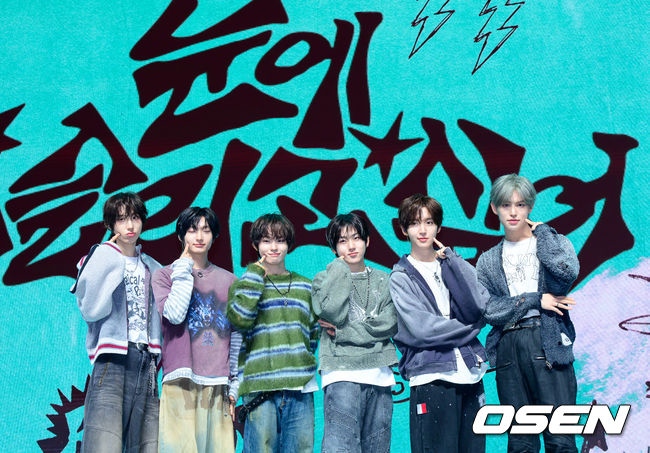 6일 서울 광진구 광장동 예스24 라이브홀에서 JYP 그룹 킥플립 미니 4집 발매 기념 프레스 쇼케이스가 열렸다.  킥플립은 네 번째 미니 앨범 'My First Kick'(마이 퍼스트 킥)을 통해 20대의 프롤로그이자 눈부신 청춘의 첫 도전을 담아냈다. 신작에는 타이틀곡 '눈에 거슬리고 싶어'와 선공개곡 'Twenty'(트웬티)를 포함해 'Stup!d'(스튜피드), '거꾸로', 'Scroll'(스크롤), 'Roar'(로어), 'My Direction'(마이 디렉션)까지 총 7곡이 수록되며 전곡 크레디트에 멤버들이 이름을 올려 한층 성장한 음악 잠재력을 확인할 수 있다.  킥플립이 포토타임을 하고 있다. 2026.04.06 / jpnews@osen.co.kr