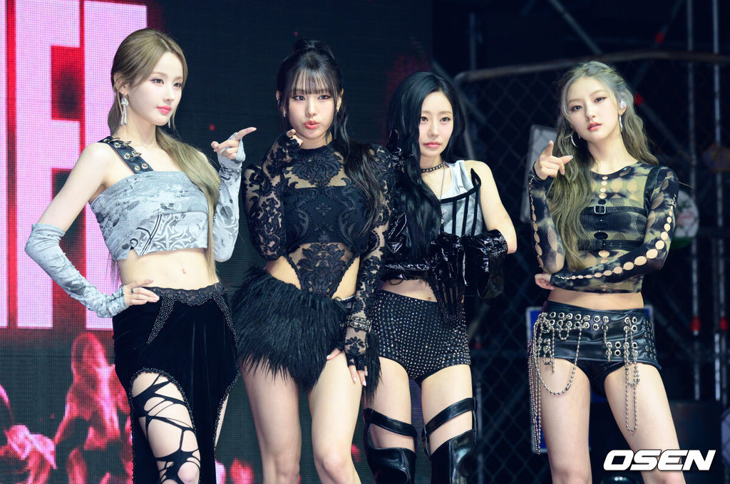 6일 서울 용산구 블루스퀘어 우리WON뱅킹홀에서 가수 KISS OF LIFE(키스오브라이프) 새 싱글 발매 쇼케이스가 열렸다.KISS OF LIFE(키스오브라이프)의 새 싱글 'Who is she'는 제목처럼 단순하지만 상징적인 질문을 주제로 지금까지 이들을 둘러싼 질문과 시선을 관통하는 '아티스트로서의 본질'에 집중했다. 'Who is she'와 'Don't mind me' 두 곡이 수록된 이번 앨범은 하나의 흐름을 만들어내며 이들만의 고유한 매력을 더욱 돋보이게 만든다.키스오브라이프가 포토타임을 하고 있다. 2026.04.06 / jpnews@osen.co.kr