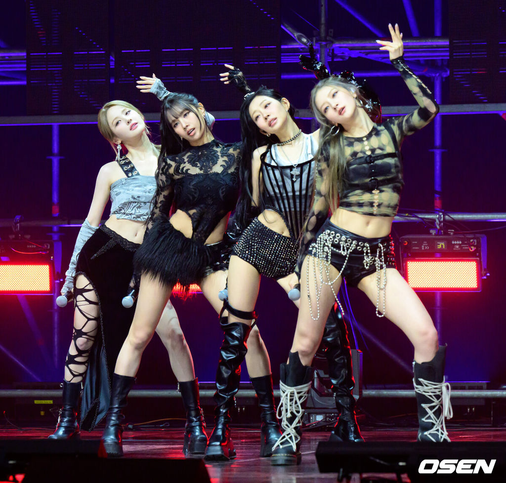 6일 서울 용산구 블루스퀘어 우리WON뱅킹홀에서 가수 KISS OF LIFE(키스오브라이프) 새 싱글 발매 쇼케이스가 열렸다.KISS OF LIFE(키스오브라이프)의 새 싱글 'Who is she'는 제목처럼 단순하지만 상징적인 질문을 주제로 지금까지 이들을 둘러싼 질문과 시선을 관통하는 '아티스트로서의 본질'에 집중했다. 'Who is she'와 'Don't mind me' 두 곡이 수록된 이번 앨범은 하나의 흐름을 만들어내며 이들만의 고유한 매력을 더욱 돋보이게 만든다.키스오브라이프가 무대를 선보이고 있다. 2026.04.06 / jpnews@osen.co.kr