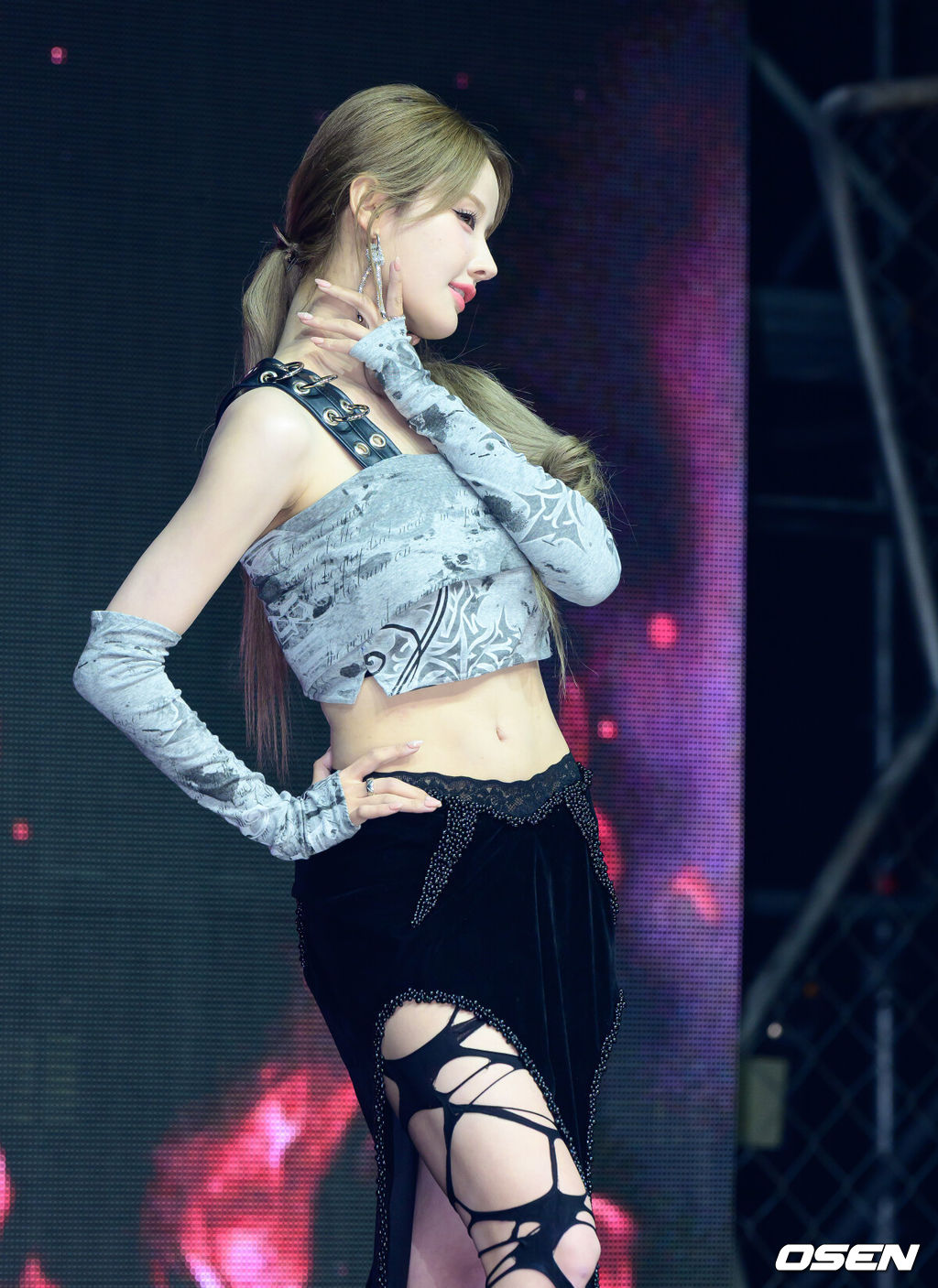 6일 서울 용산구 블루스퀘어 우리WON뱅킹홀에서 가수 KISS OF LIFE(키스오브라이프) 새 싱글 발매 쇼케이스가 열렸다.KISS OF LIFE(키스오브라이프)의 새 싱글 'Who is she'는 제목처럼 단순하지만 상징적인 질문을 주제로 지금까지 이들을 둘러싼 질문과 시선을 관통하는 '아티스트로서의 본질'에 집중했다. 'Who is she'와 'Don't mind me' 두 곡이 수록된 이번 앨범은 하나의 흐름을 만들어내며 이들만의 고유한 매력을 더욱 돋보이게 만든다.키스오브라이프 벨이 포토타임을 하고 있다. 2026.04.06 / jpnews@osen.co.kr