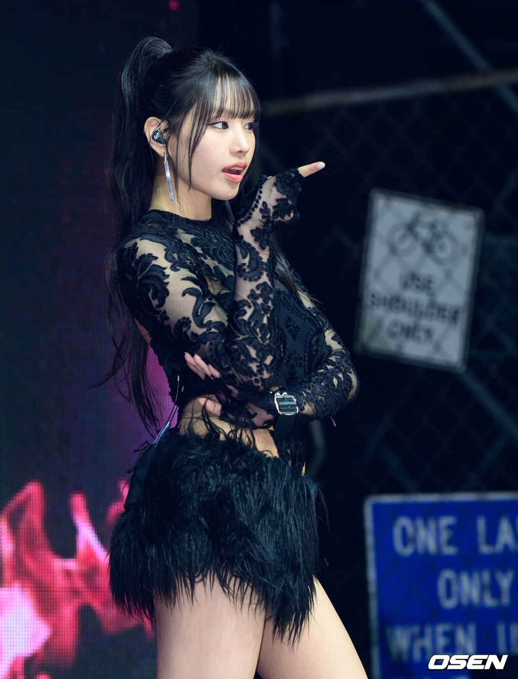 6일 서울 용산구 블루스퀘어 우리WON뱅킹홀에서 가수 KISS OF LIFE(키스오브라이프) 새 싱글 발매 쇼케이스가 열렸다.KISS OF LIFE(키스오브라이프)의 새 싱글 'Who is she'는 제목처럼 단순하지만 상징적인 질문을 주제로 지금까지 이들을 둘러싼 질문과 시선을 관통하는 '아티스트로서의 본질'에 집중했다. 'Who is she'와 'Don't mind me' 두 곡이 수록된 이번 앨범은 하나의 흐름을 만들어내며 이들만의 고유한 매력을 더욱 돋보이게 만든다.키스오브라이프 나띠가 포토타임을 하고 있다. 2026.04.06 / jpnews@osen.co.kr