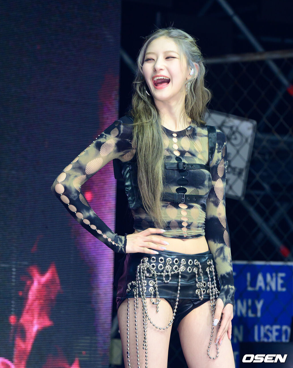 6일 서울 용산구 블루스퀘어 우리WON뱅킹홀에서 가수 KISS OF LIFE(키스오브라이프) 새 싱글 발매 쇼케이스가 열렸다.KISS OF LIFE(키스오브라이프)의 새 싱글 'Who is she'는 제목처럼 단순하지만 상징적인 질문을 주제로 지금까지 이들을 둘러싼 질문과 시선을 관통하는 '아티스트로서의 본질'에 집중했다. 'Who is she'와 'Don't mind me' 두 곡이 수록된 이번 앨범은 하나의 흐름을 만들어내며 이들만의 고유한 매력을 더욱 돋보이게 만든다.키스오브라이프 하늘이 포토타임을 하고 있다. 2026.04.06 / jpnews@osen.co.kr