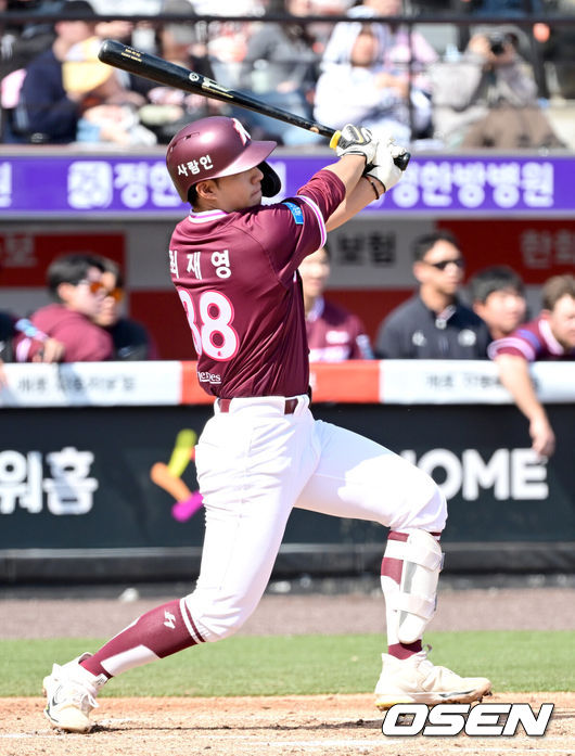 [OSEN=대전, 최규한 기자] 29일 대전 한화생명볼파크에서 ‘2026 신한 SOL KBO리그’ 한화 이글스와 키움 히어로즈의 경기가 열렸다.홈팀 한화는 왕옌청, 방문팀 키움은 하영민을 선발로 내세웠다. 2회초 2사 1, 2루 상황 키움 최재영이 선제 2타점 2루타를 날리고 있다. 2025.03.29 / dreamer@osen.co.kr