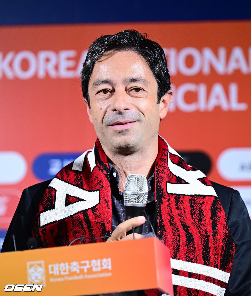 홍명보 감독이 이끄는 축구대표팀이 26일 오전 서울 종로구 신문로 축구회관에서 2026 FIFA 북중미 월드컵 3차 예선 명단발표 기자회견이 열렸다.축구대표팀은 오는 9월 5일 서울월드컵경기장에서 팔레스타인을 상대로 예선 1차전을 치른다. 10일 오만에서 원정 2차전을 이어간다.주앙 아로소 수석 코치가 질문에 답을 하고 있다. 2024.08.26 / jpnews@osen.co.kr