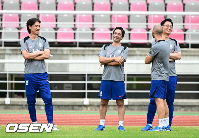 [OSEN=지형준 기자] 홍명보 감독이 이끄는 한국 축구대표팀이 2일 오후 고양종합운동장에서 2026 국제축구연맹(FIFA) 북중미 월드컵 3차 예선을 앞두고 훈련을 가졌다.한국은 9월 5일 오후 8시 서울월드컵경기장에서 팔레스타인과 1차전을 치른다. 이후 10일 오후 11시 오만 무스카트의 술탄 카부스 스포츠 콤플렉스에서 오만과 2차전 원정 경기를 펼친다.&nbsp;홍명보 감독이 주앙 아로소 수석 코치, 티아고 마이아 분석 코치와 이야기를 나누고 있다. 2024.09.02 / jpnews@osen.co.kr