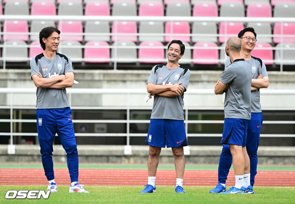 홍명보 감독이 이끄는 한국 축구대표팀이 2일 오후 고양종합운동장에서 2026 국제축구연맹(FIFA) 북중미 월드컵 3차 예선을 앞두고 훈련을 가졌다.한국은 9월 5일 오후 8시 서울월드컵경기장에서 팔레스타인과 1차전을 치른다. 이후 10일 오후 11시 오만 무스카트의 술탄 카부스 스포츠 콤플렉스에서 오만과 2차전 원정 경기를 펼친다. 홍명보 감독이 주앙 아로소 수석 코치, 티아고 마이아 분석 코치와 이야기를 나누고 있다. 2024.09.02 / jpnews@osen.co.kr