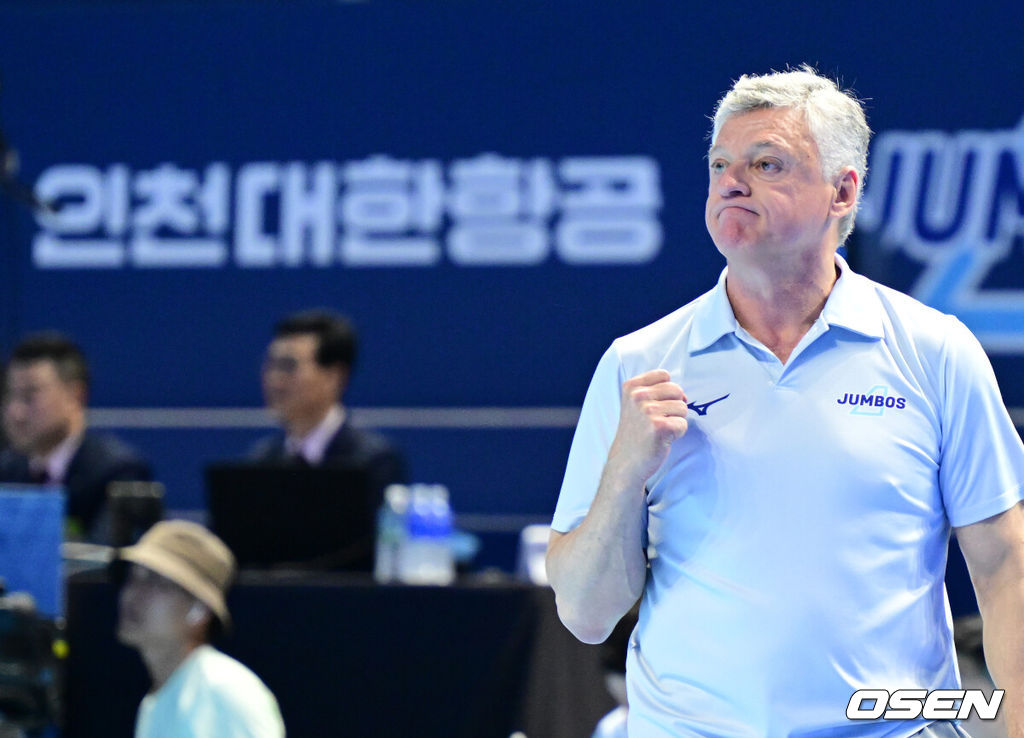 2일 인천 계양체육관에서 진에어 2025~2026 V리그 남자부 챔피언결정 1차전이 열렸다.양팀은 2시즌 연속 챔피언결정전에서 만났다. 대한항공은 정규리그 1위, 현대캐피탈은 2위로 우리카드를 플레이오프에서 꺾고 올라왔다. 1세트 대한항공 헤난 감독이 득점에 기뻐하고 있다. 2026.04.02 / jpnews@osen.co.kr