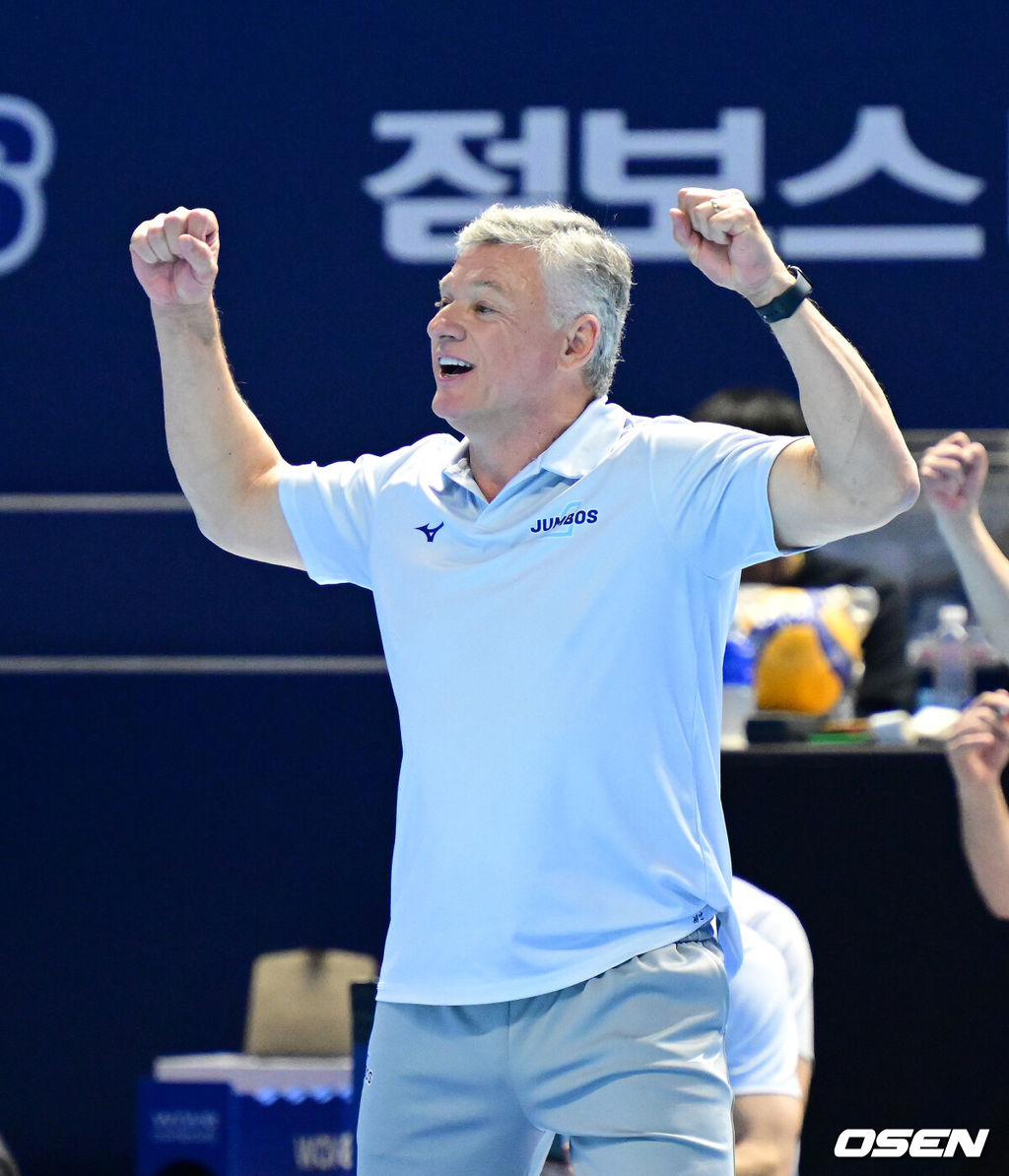 2일 인천 계양체육관에서 진에어 2025~2026 V리그 남자부 챔피언결정 1차전이 열렸다.양팀은 2시즌 연속 챔피언결정전에서 만났다. 대한항공은 정규리그 1위, 현대캐피탈은 2위로 우리카드를 플레이오프에서 꺾고 올라왔다. 1세트 대한항공 헤난 감독이 득점에 기뻐하고 있다. 2026.04.02 / jpnews@osen.co.kr