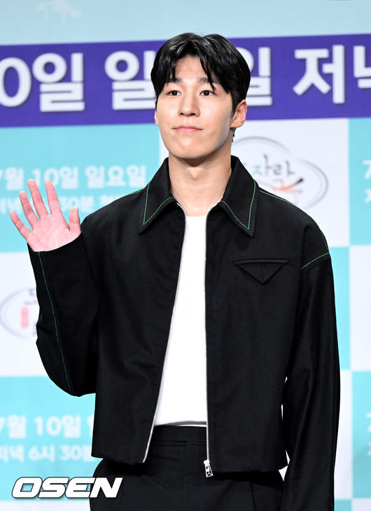 [OSEN=조은정 기자]&nbsp;7일 오후 서울 마포구 상암 MBC 골든마우스홀에서 MBC 새 예능 ‘도포자락 휘날리며’ 제작발표회가 열렸다.김종국, 지현우, 주우재, 노상현, 황대헌이 ‘출연하는 도포자락 휘날리며'는 오는 7월 10일 일요일 저녁 6시 30분 첫 방송된다.쇼트트랙 국가대표 황대헌이 포즈를 취하고 있다. 2022.07.07 /cej@osen.co.kr