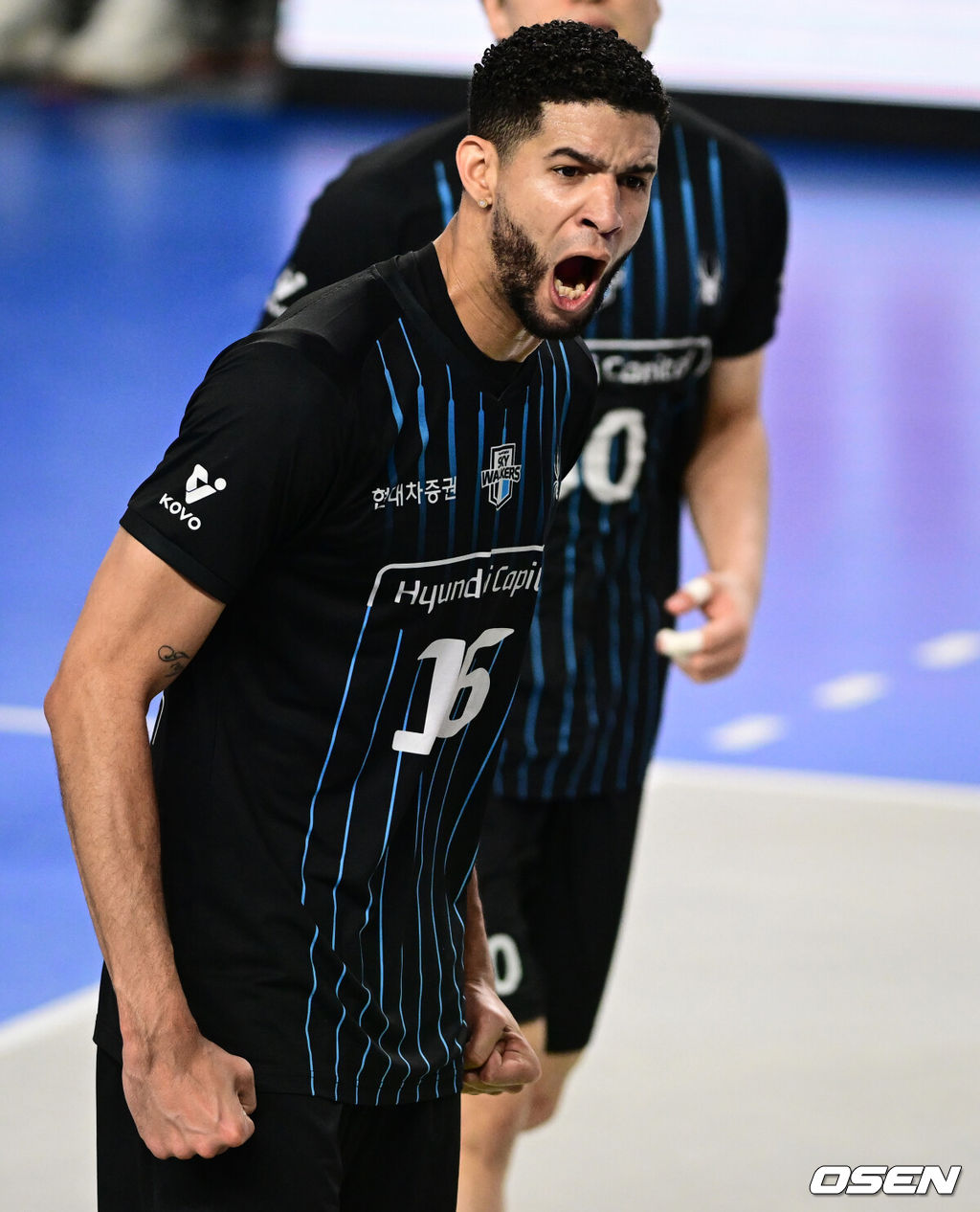 6일 천안 유관순체육관에서 진에어 2025-26 V-리그 남자부 챔피언결정 3차전 현대캐피탈과 대한항공의 경기가 열렸다.대한항공은 챔피언결정전에서 먼저 2승을 거두며 통합 우승까지 1승만을 남겨두고 있다.2세트 현대캐피탈 레오가 득점에 포효하고 있다. 2026.04.06 /cej@osen.co.kr