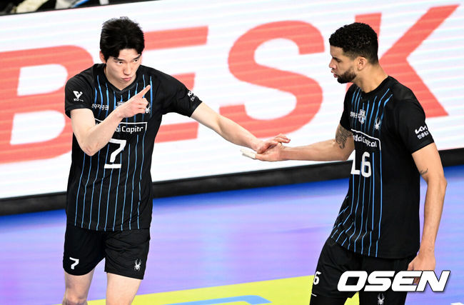 [OSEN=천안, 조은정 기자]6일 천안 유관순체육관에서 진에어 2025-26 V-리그 남자부 챔피언결정 3차전 현대캐피탈과 대한항공의 경기가 열렸다.대한항공은 챔피언결정전에서 먼저 2승을 거두며 통합 우승까지 1승만을 남겨두고 있다.1세트 현대캐피탈 허수봉이 레오와 함께 득점을 기뻐하고 있다. 2026.04.06 /cej@osen.co.kr