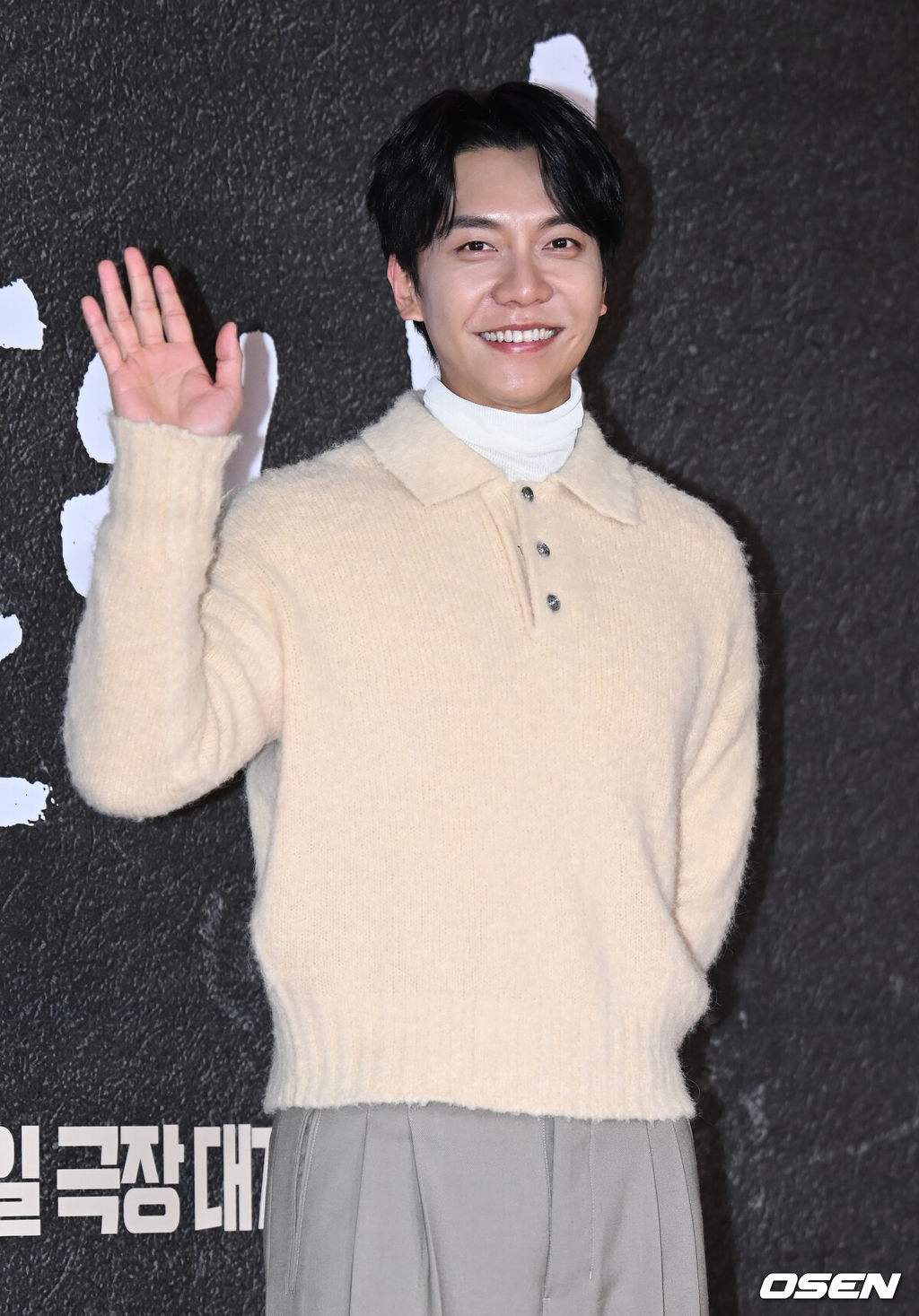 16일 오전 서울 강남구 메가박스 코엑스에서 영화 ‘서울의 봄’ 쇼케이스 및 VIP 시사회 포토월 행사가 열렸다. 가수 이승기가 포토타임을 갖고 있다. 2023.11.16 /ksl0919@osen.co.kr