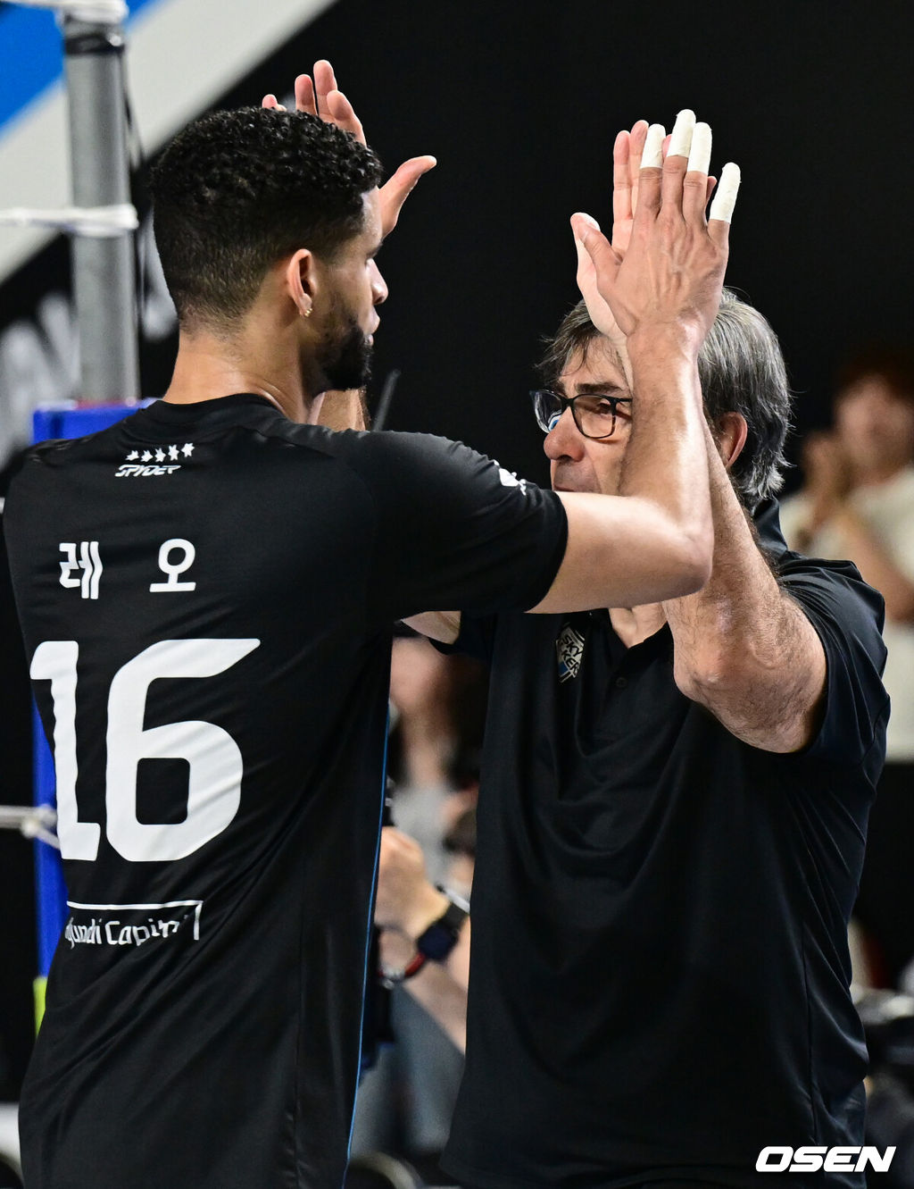 현대캐피탈이 안방에서 귀중한 1승을 챙겼다.현대캐피탈은 6일 천안유관순체육관에서 열린 2025-2026 V리그 남자부 챔피언결정전 3차전에서 대한항공을 세트 스코어 3-0 (25-16 25-23 26-24) 승리를 거뒀다.현대캐피탈이 감독이 레오와 승리를 기뻐하고 있다. 2026.04.06 /cej@osen.co.kr