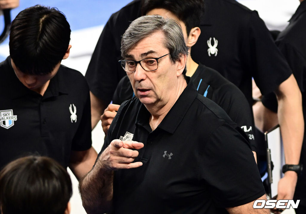 6일 천안 유관순체육관에서 진에어 2025-26 V-리그 남자부 챔피언결정 3차전 현대캐피탈과 대한항공의 경기가 열렸다.대한항공은 챔피언결정전에서 먼저 2승을 거두며 통합 우승까지 1승만을 남겨두고 있다.현대캐피탈 필립 블랑 감독이 작전을 지시하고 있다. 2026.04.06 /cej@osen.co.kr