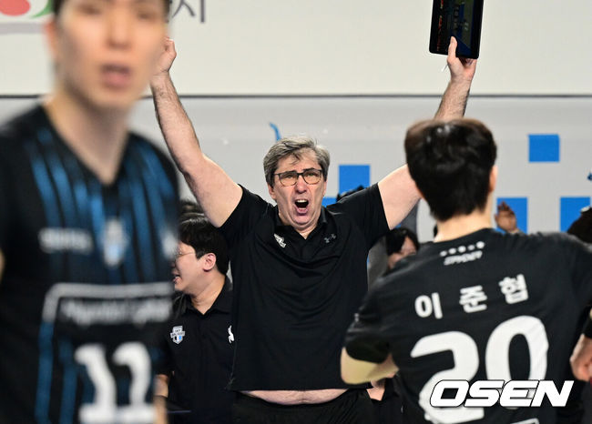 [OSEN=천안, 조은정 기자]현대캐피탈이 안방에서 귀중한 1승을 챙겼다.현대캐피탈은 6일 천안유관순체육관에서 열린 2025-2026 V리그 남자부 챔피언결정전 3차전에서 대한항공을 세트 스코어 3-0 (25-16 25-23 26-24) 승리를 거뒀다.현대캐피탈 필립 블랑 감독이 승리를 기뻐하고 있다. 2026.04.06 /cej@osen.co.kr