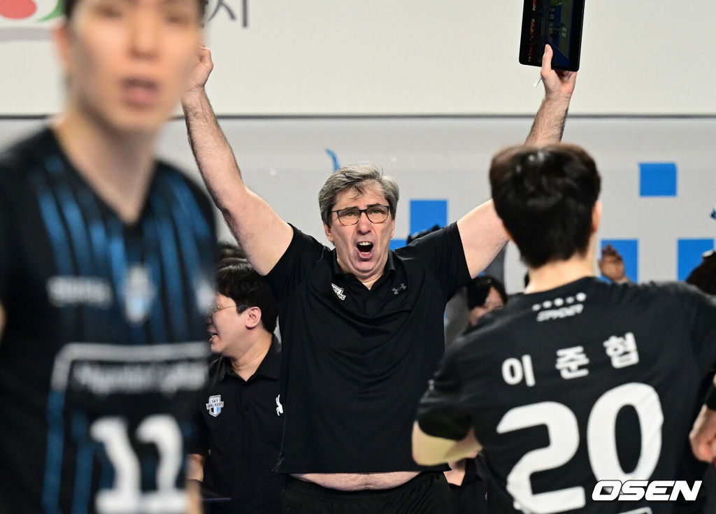 현대캐피탈이 안방에서 귀중한 1승을 챙겼다.현대캐피탈은 6일 천안유관순체육관에서 열린 2025-2026 V리그 남자부 챔피언결정전 3차전에서 대한항공을 세트 스코어 3-0 (25-16 25-23 26-24) 승리를 거뒀다.현대캐피탈 필립 블랑 감독이 승리를 기뻐하고 있다. 2026.04.06 /cej@osen.co.kr