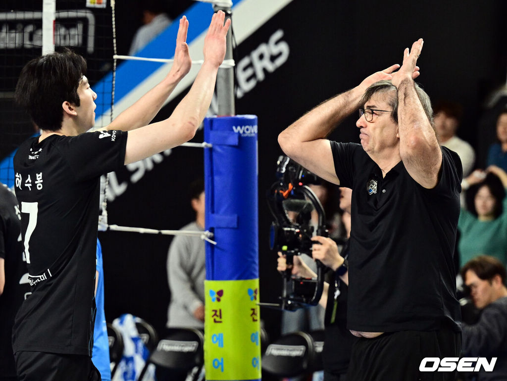 현대캐피탈이 안방에서 귀중한 1승을 챙겼다.현대캐피탈은 6일 천안유관순체육관에서 열린 2025-2026 V리그 남자부 챔피언결정전 3차전에서 대한항공을 세트 스코어 3-0 (25-16 25-23 26-24) 승리를 거뒀다.현대캐피탈이 감독이 허수봉과 승리를 기뻐하고 있다. 2026.04.06 /cej@osen.co.kr