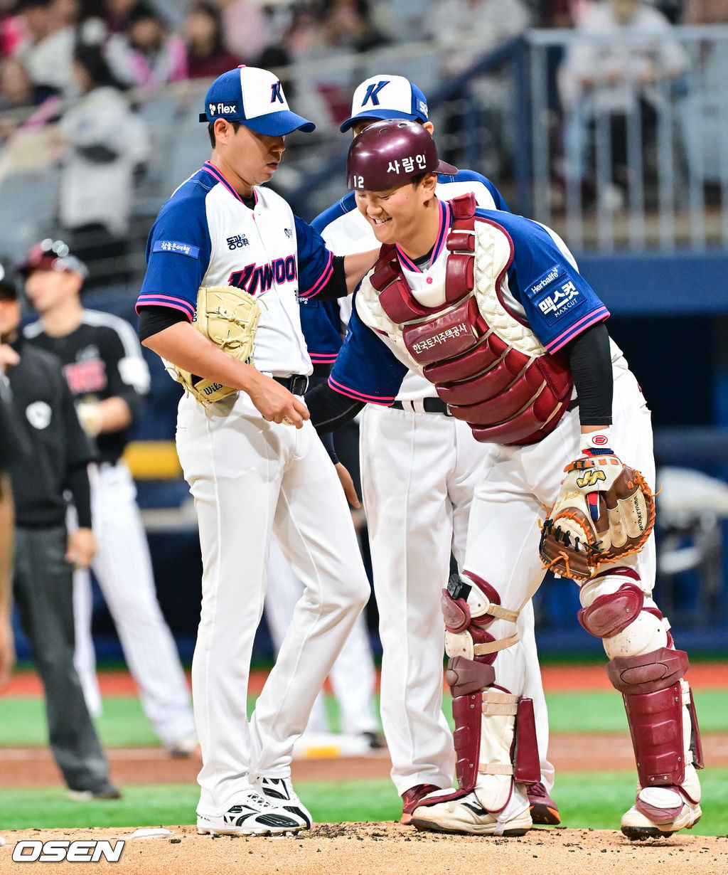 4일 오후 서울 고척스카이돔에서 ‘2026 신한은행 SOL Bank KBO리그’ 키움 히어로즈와 LG 트윈스의 경기가 진행됐다.이날 키움은 하영민을, LG는 임찬규를 선발투수로 내세웠다.  2회초 키움 노병오 투수 코치 마운드 방문때 김건희 포수가 하영민 투수를 다독이고 있다.   2026.04.04 / soul1014@osen.co.kr