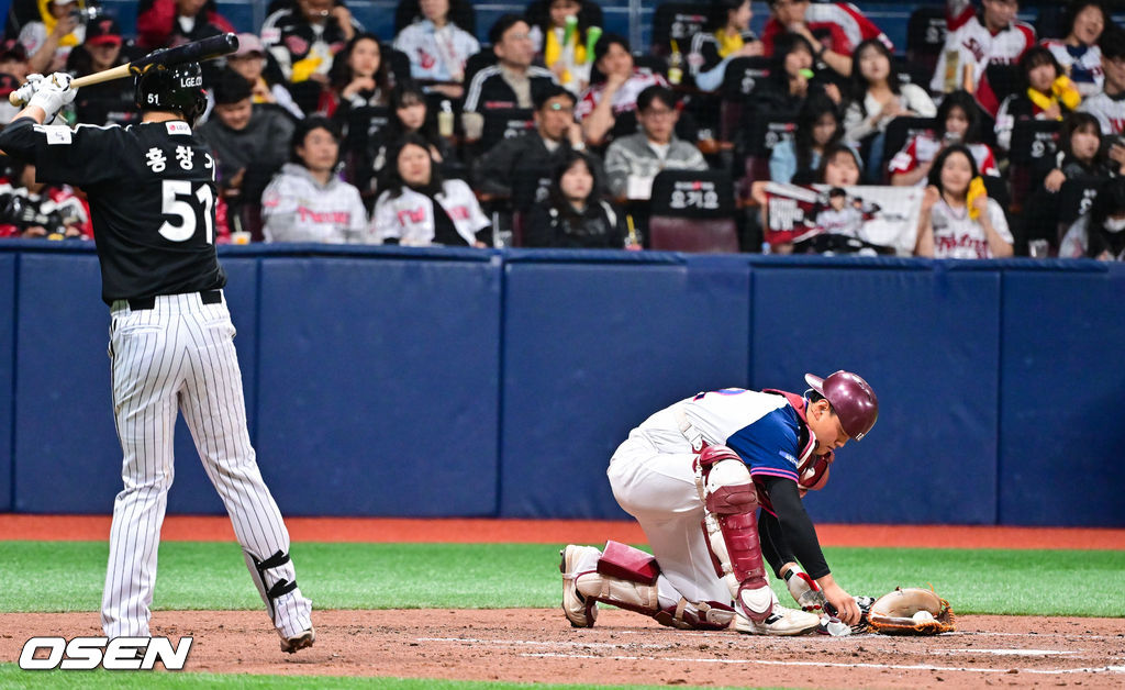 4일 오후 서울 고척스카이돔에서 ‘2026 신한은행 SOL Bank KBO리그’ 키움 히어로즈와 LG 트윈스의 경기가 진행됐다.이날 키움은 하영민을, LG는 임찬규를 선발투수로 내세웠다.  4회초 두번의 베이스 커버플레이를 펼친 키움 하영민 투수을 생각해 김건희 포수가 신발끈을 고쳐 메고 있다.      2026.04.04 / soul1014@osen.co.kr