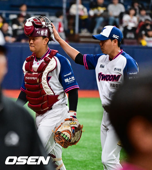 [OSEN=고척, 박준형 기자] 4일 오후 서울 고척스카이돔에서 ‘2026 신한은행 SOL Bank KBO리그’ 키움 히어로즈와 LG 트윈스의 경기가 진행됐다.이날 키움은 하영민을, LG는 임찬규를 선발투수로 내세웠다.  4회초 이닝종료후 키움 하영민 선발투수가 김건희 포수의 머리를 치며 고마움을 표시하고 있다.       2026.04.04 / soul1014@osen.co.kr