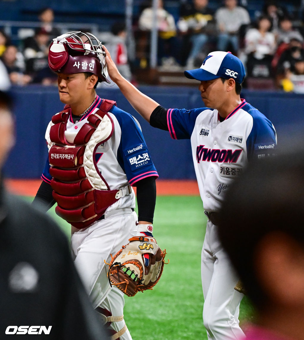 4일 오후 서울 고척스카이돔에서 ‘2026 신한은행 SOL Bank KBO리그’ 키움 히어로즈와 LG 트윈스의 경기가 진행됐다.이날 키움은 하영민을, LG는 임찬규를 선발투수로 내세웠다.  4회초 이닝종료후 키움 하영민 선발투수가 김건희 포수의 머리를 치며 고마움을 표시하고 있다.       2026.04.04 / soul1014@osen.co.kr