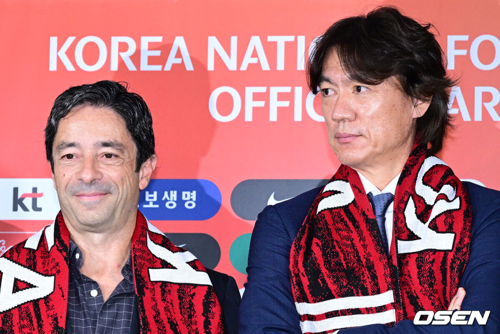 홍명보 감독이 이끄는 축구대표팀이 26일 오전 서울 종로구 신문로 축구회관에서 2026 FIFA 북중미 월드컵 3차 예선 명단발표 기자회견이 열렸다.축구대표팀은 오는 9월 5일 서울월드컵경기장에서 팔레스타인을 상대로 예선 1차전을 치른다. 10일 오만에서 원정 2차전을 이어간다.주앙 아로소 수석 코치, 홍명보 감독이 포토타임을 하고 있다. 2024.08.26 / jpnews@osen.co.kr