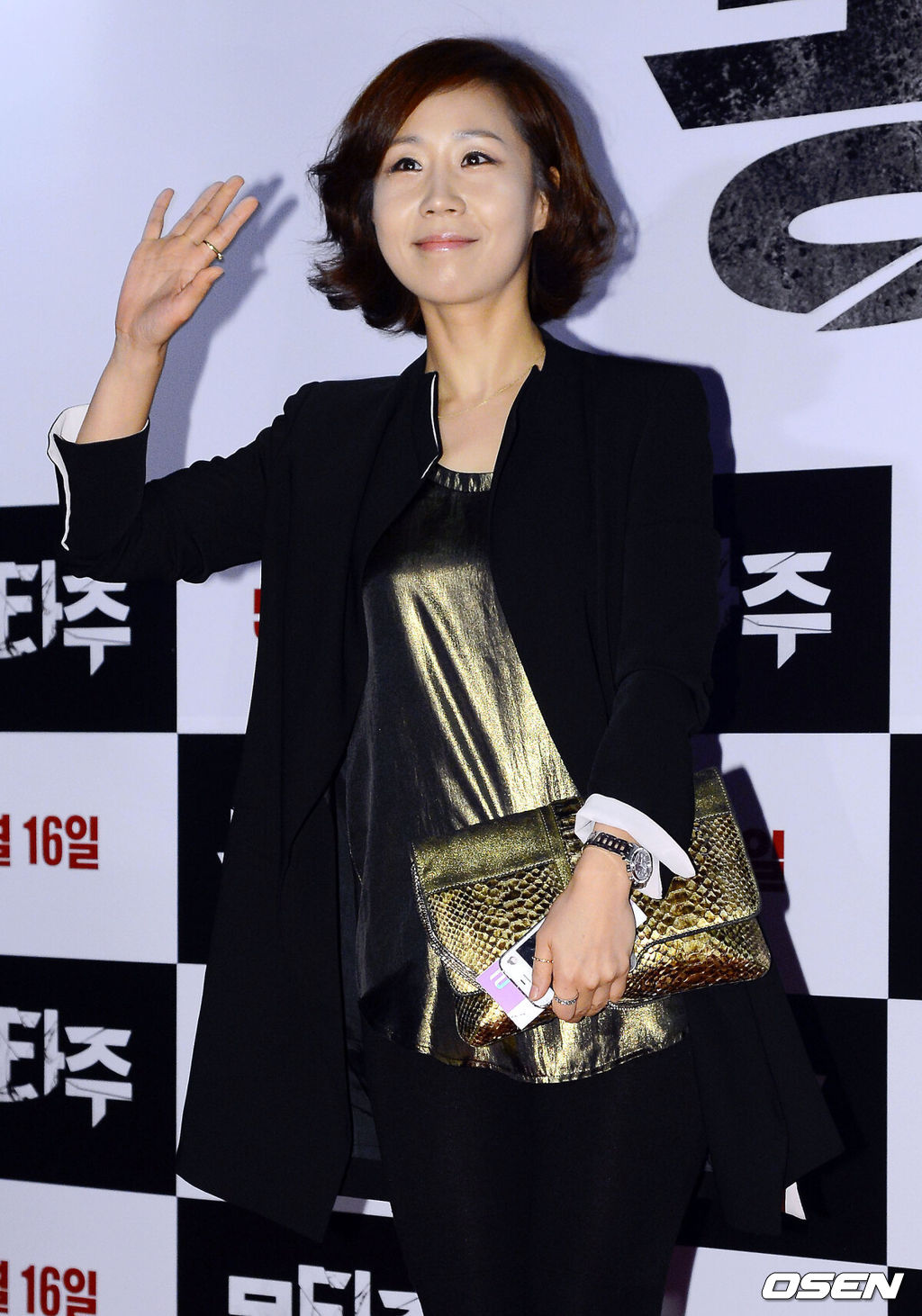 7일 오후 서울 코엑스 메가박스에서 진행된 영화 '몽타주'(정근섭 감독) VIP시사회를 찾은 정선희가 포토타임을 갖고 있다.영화 '몽타주'는 15년 전 유괴사건의 공소시효가 끝나자마자 동일한 수법으로 발생한 사건의 범인으로 인해 딸, 손녀, 인생을 빼앗겨버린 세 명의 피해자에게 찾아온 결정적 순간을 그린 영화다.엄정화는 '몽타주'에서 15년 전 딸을 잃어버린 엄마로 분했고 김상경은 이 사건에 인생을 건 형사 역할로 출연한다. 송영창은 동일범에게 손녀를 잃어버린 할아버지 역을 맡았다.한편, 영화 '몽타주'는 오는 16일 개봉한다. /ouxou@osen.co.kr