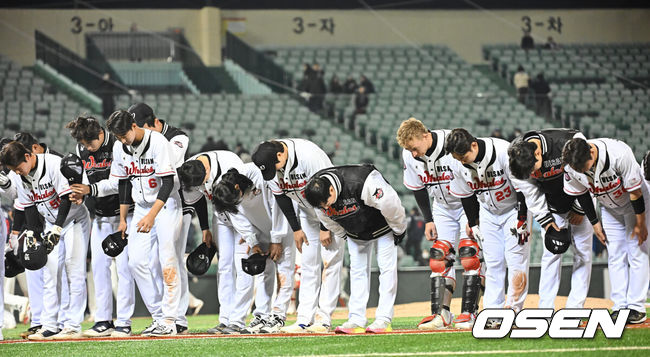 [OSEN=울산, 이석우 기자] 20일 울산 문수야구장에서 2026 메디힐 KBO 퓨처스리그 울산 웨일즈와 롯데 자이언츠의 경기가 열렸다. 울산 웨일즈 선수들이 1-3으로 패한 후 팬들에게 감사 인사를 하고 있다. 2026.03.20 / foto0307@osen.co.kr