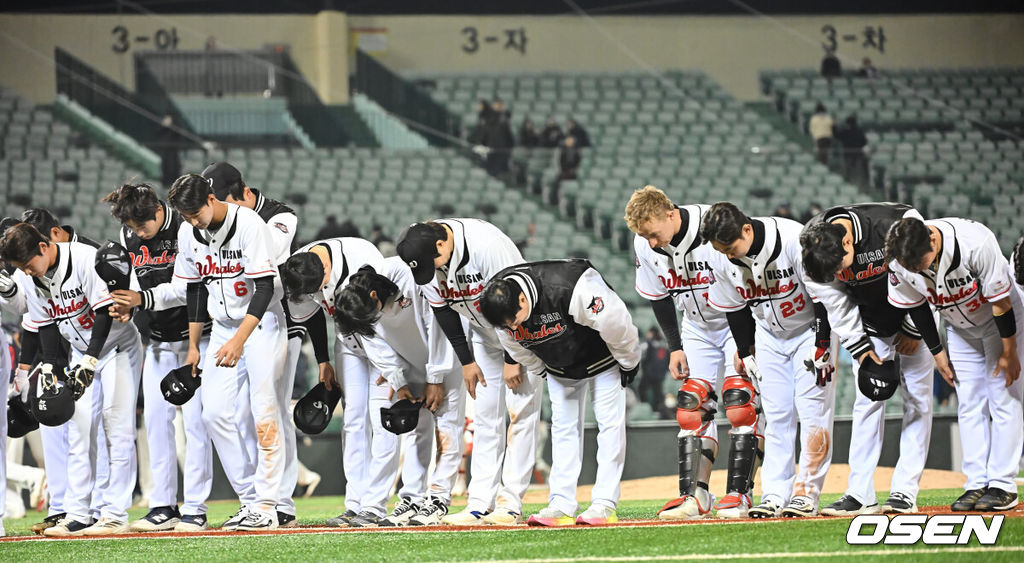 20일 울산 문수야구장에서 2026 메디힐 KBO 퓨처스리그 울산 웨일즈와 롯데 자이언츠의 경기가 열렸다. 울산 웨일즈 선수들이 1-3으로 패한 후 팬들에게 감사 인사를 하고 있다. 2026.03.20 / foto0307@osen.co.kr