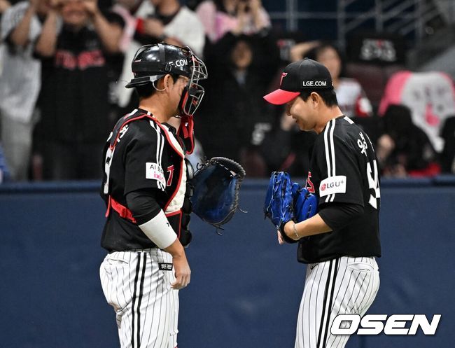 [OSEN=고척, 이대선 기자]LG는 5일 서울 고척 스카이돔에서 열린 2026 KBO리그 키움과 경기에서 6-5로 승리했다. 경기 종료 후 LG 이주헌과 유영찬이 승리의 기쁨을 나누고 있다. 2026.04.05 /sunday@osen.co.kr