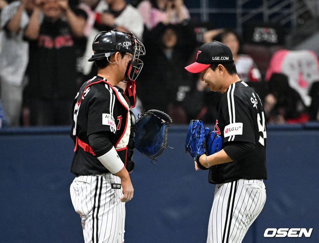 LG는 5일 서울 고척 스카이돔에서 열린 2026 KBO리그 키움과 경기에서 6-5로 승리했다. 경기 종료 후 LG 이주헌과 유영찬이 승리의 기쁨을 나누고 있다. 2026.04.05 /sunday@osen.co.kr