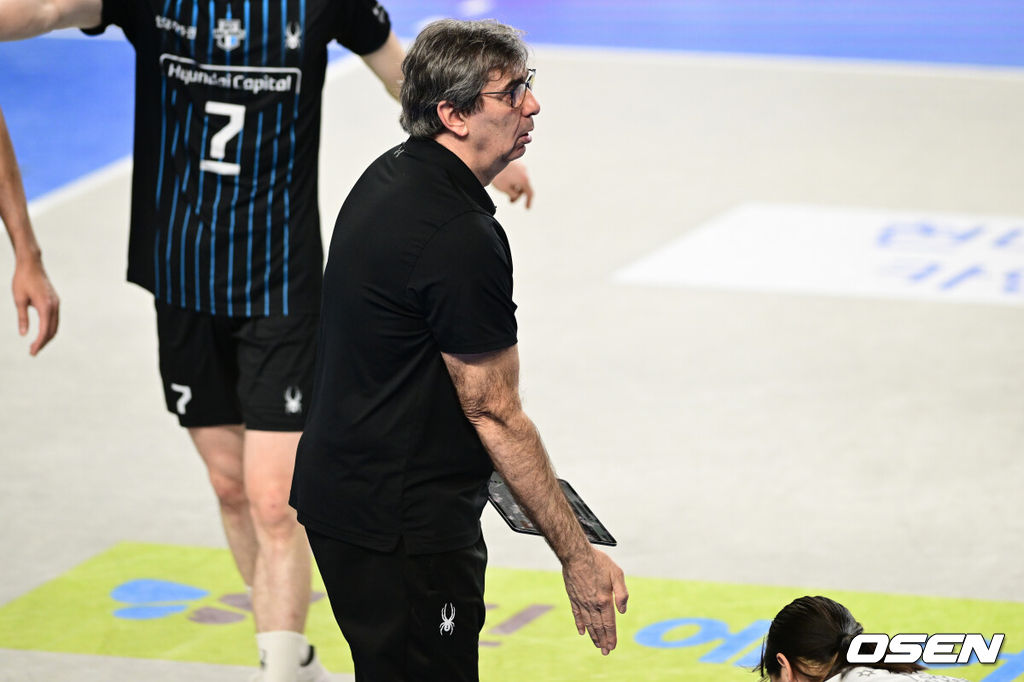 6일 천안 유관순체육관에서 진에어 2025-26 V-리그 남자부 챔피언결정 3차전 현대캐피탈과 대한항공의 경기가 열렸다.대한항공은 챔피언결정전에서 먼저 2승을 거두며 통합 우승까지 1승만을 남겨두고 있다.2세트 현대캐피탈 필립 블랑 감독이 대한항공 정지석 공격 때 인 판정에 대해 어필하고 있다. 2026.04.06 /cej@osen.co.kr