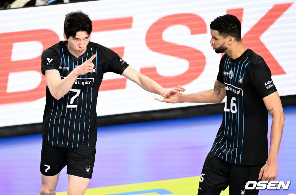 6일 천안 유관순체육관에서 진에어 2025-26 V-리그 남자부 챔피언결정 3차전 현대캐피탈과 대한항공의 경기가 열렸다.대한항공은 챔피언결정전에서 먼저 2승을 거두며 통합 우승까지 1승만을 남겨두고 있다.1세트 현대캐피탈 허수봉이 레오와 함께 득점을 기뻐하고 있다. 2026.04.06 /cej@osen.co.kr