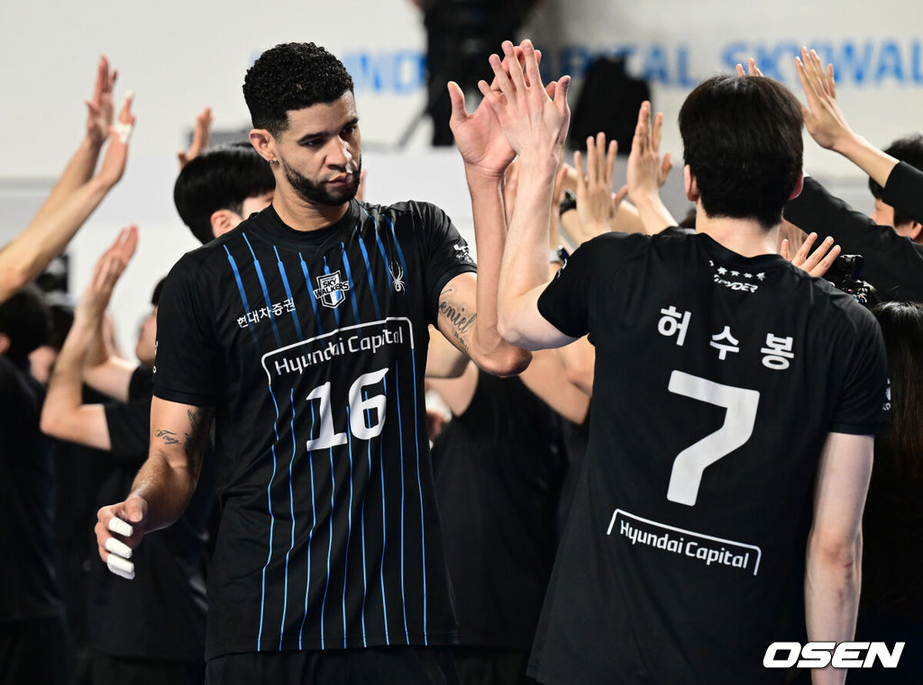 현대캐피탈이 안방에서 귀중한 1승을 챙겼다.현대캐피탈은 6일 천안유관순체육관에서 열린 2025-2026 V리그 남자부 챔피언결정전 3차전에서 대한항공을 세트 스코어 3-0 (25-16 25-23 26-24) 승리를 거뒀다.현대캐피탈 레오가 허수봉과 승리를 기뻐하고 있다. 2026.04.06 /cej@osen.co.kr