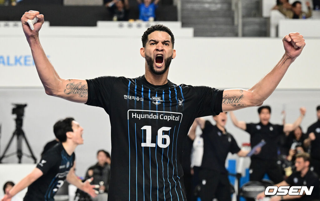 현대캐피탈이 안방에서 귀중한 1승을 챙겼다.현대캐피탈은 6일 천안유관순체육관에서 열린 2025-2026 V리그 남자부 챔피언결정전 3차전에서 대한항공을 세트 스코어 3-0 (25-16 25-23 26-24) 승리를 거뒀다.현대캐피탈 레오가 승리를 기뻐하고 있다. 2026.04.06 /cej@osen.co.kr