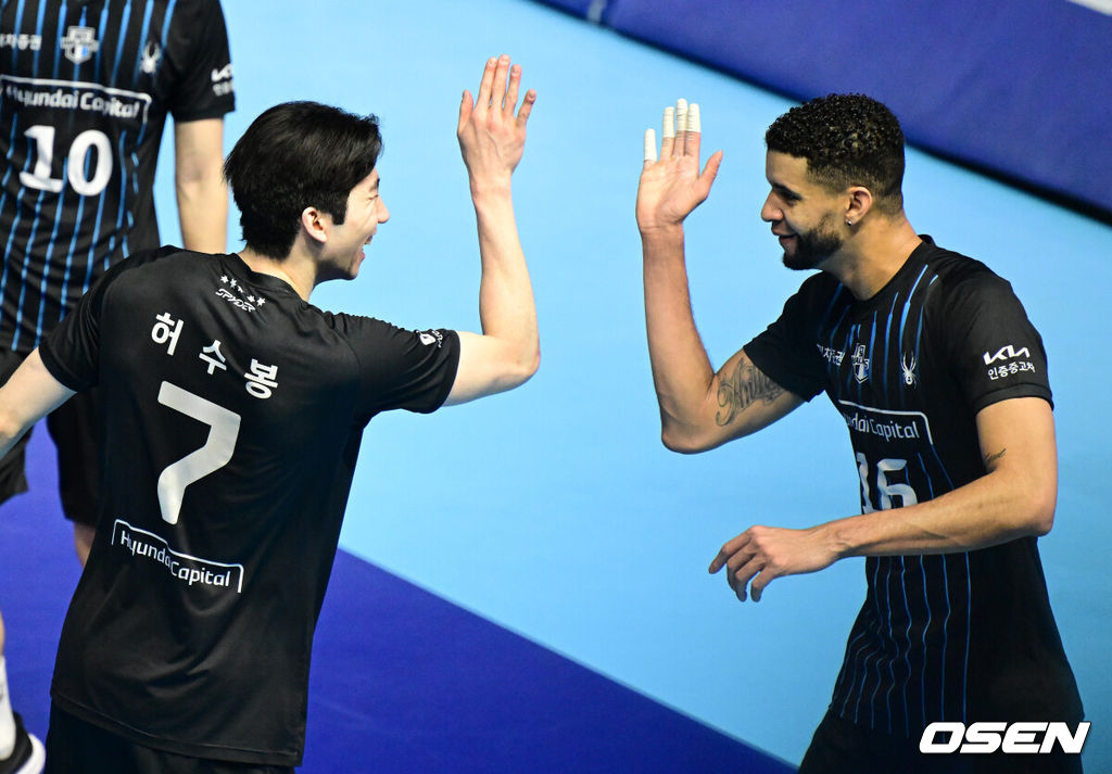 2일 인천 계양체육관에서 진에어 2025~2026 V리그 남자부 챔피언결정 1차전이 열렸다.양팀은 2시즌 연속 챔피언결정전에서 만났다. 대한항공은 정규리그 1위, 현대캐피탈은 2위로 우리카드를 플레이오프에서 꺾고 올라왔다. 3세트 현대캐피탈 허수봉, 레오가 득점에 기뻐하고 있다. 2026.04.02 / jpnews@osen.co.kr